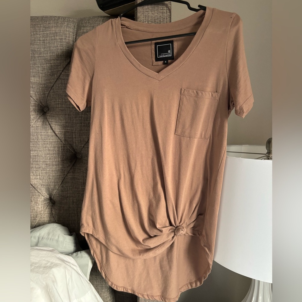 V-neck T long in the back with front pocket